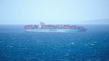 سلاسل الإمداد العالمية