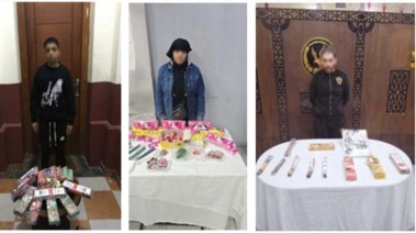 المتهمون وبحوزتهم الألعاب النارية قبل ترويجها بالأسواق