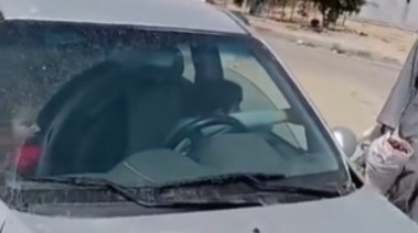 لقطة من فيديو طفل يقود سيارة وبجانبه شقيقته