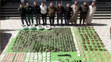 المتهمون وبحوزتهم المضبوطات 