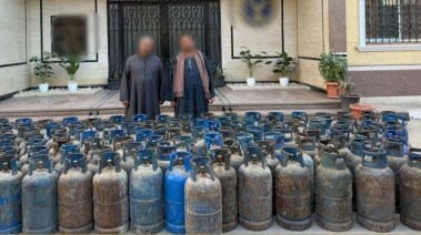 المتهمون وبحوزتهم المضبوطات