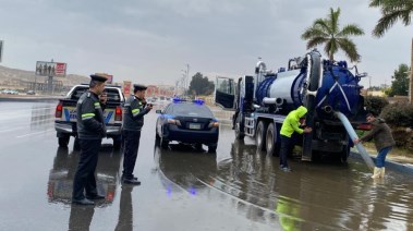 رجال المرور تحت الإمطار