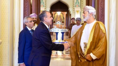 وزير الخارجية مع سلطان عمان
