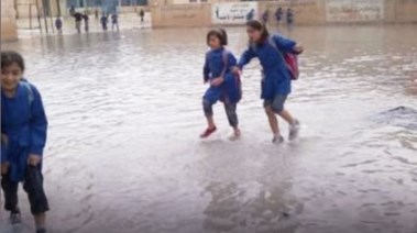 طلاب تحت الأمطار