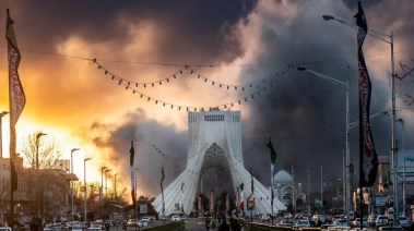 أعمدة الدخان تغطي سماء طهران بعد قصف أمريكي إسرائيلي 