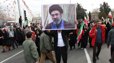 متظاهر يرفع صورة مجتبي خامنئي 