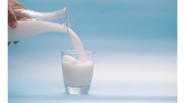 اللبن يحتوي على فيتامين ب 12