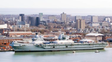 حاملة طائرات بريطانية