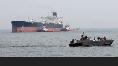زورق إيراني يقترب من ناقلة نفط بمضيق هرمز، أرشيفية 