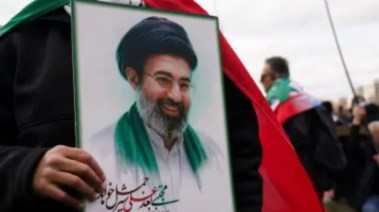 لافتة تدعم المرشد الأعلى الإيراني مجتبى خامنئي 