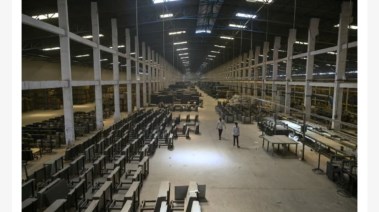 مصنع خزف في موربي 