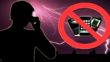أخطار استخدام الهواتف في الأمطار الرعدية