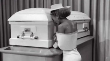 المؤثرة صوفي ماي أمام نعش ابنتها