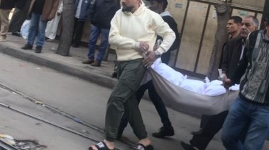 لحظة نقل ضحايا جريمة كارموز