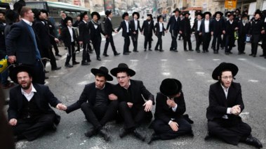 يهود في إحدى المدن الأوروبية 