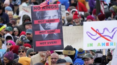 لافتة بشعار "لا ملوك" ضد دونالد ترامب