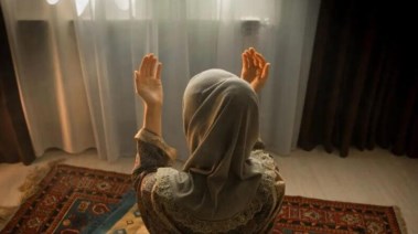 امرأة تتعبد بالدعاء