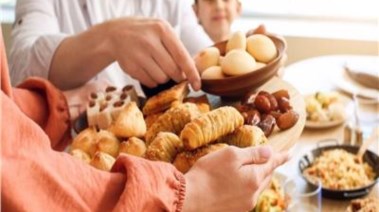 تناول الحلويات في العيد