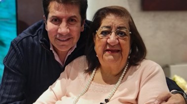 هاني رمزي مع والدته