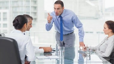 صاحب عمل مع موظفة