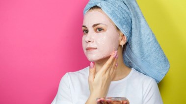 فتاة تضع ماسك