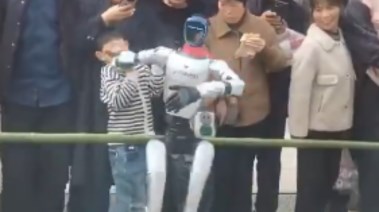 الروبوت وهو يصفع الطفل