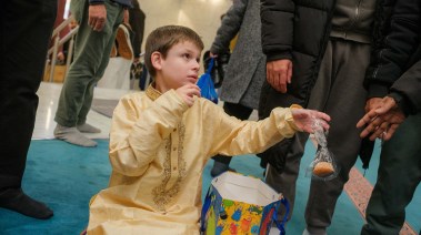 جوش وهو يوزع الكعك