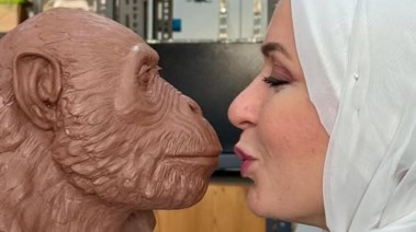 العالمة شروق الأشقر ومجسم قرد المصريبيثيكوس