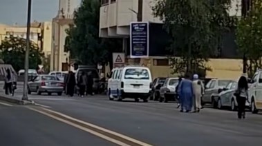 لافتات معلقة امام اماكن الأنتظار بالتعريفه