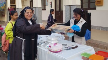 لحظة تجهيز المائدة