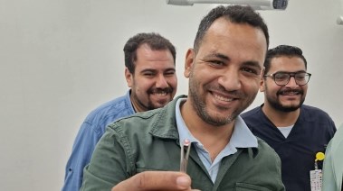 الطاقم الطبي بعد استخراج "الخرزة" من أنف الصغير