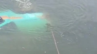 السيارة المنقلبة في الترعة