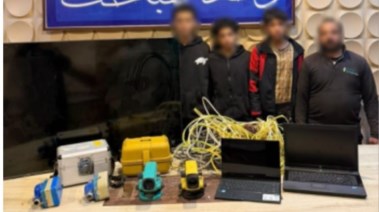 المتهمين وجانب من المضبوطات 