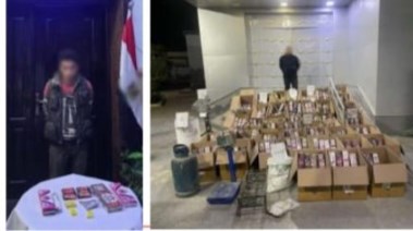 المتهمان وجانب من المضبوطات 