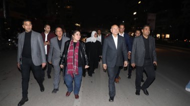 جانب من تفقد المحافظ لقرار الغلق