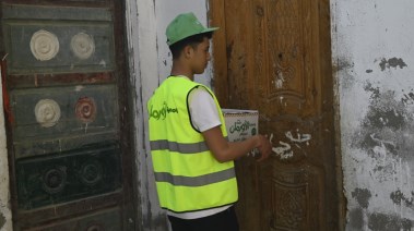 صورة أثناء توزيع الكراتين 