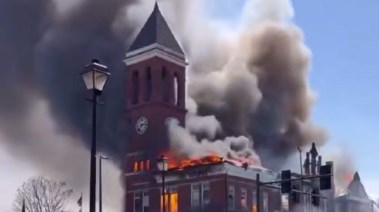 حريق يضرب مبنى محكمة في جورجيا الأمريكية