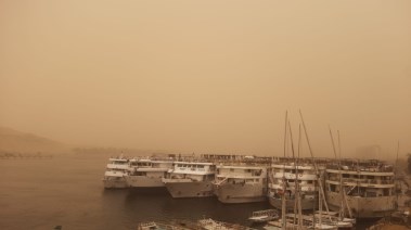 وقف حركة العبارات والعائمات بأسوان