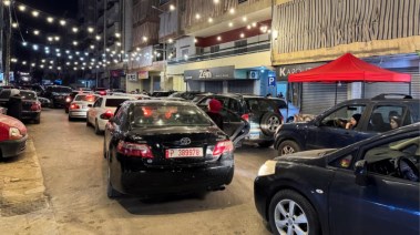 أشخاص يفرون بعد الغارات الإسرائيلية على الضاحية الجنوبية لبيروت في لبنان 