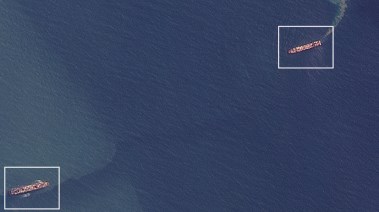 سفينتان تابعتان لشركة الخطوط الملاحية الإيرانية تتبادلان المرور في المحيط قبالة ميناء جاولان في الصين