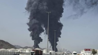 تصاعد الدخان من اتجاه منشأة طاقة رئيسية في إمارة الفجيرة في الإمارات العربية المتحدة