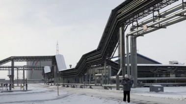 صهريج لتخزين النفط في ميناء أوست-لوجا على بحر البلطيق بروسيا