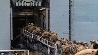 مشاة البحرية الأمريكية أثناء إجراء تدريب محاكاة لهجوم برمائي في منطقة المحيطين الهندي والهادئ خلال الأسبوع الماضي