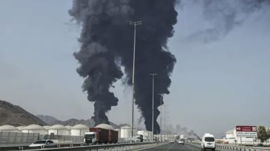 أعمدة الدخان تتصاعد من جهة منشأة طاقة في إمارة الفجيرة بالإمارات العربية المتحدة