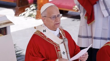 البابا ليو الرابع عشر يلقي كلمة خلال قداس أحد الشعانين في ساحة القديس بطرس في الفاتيكان