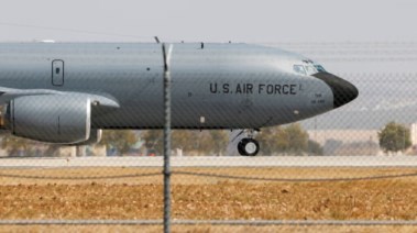 طائرة ناقلة أمريكية في قاعدة مورون دي لا فرونتيرا في إسبانيا