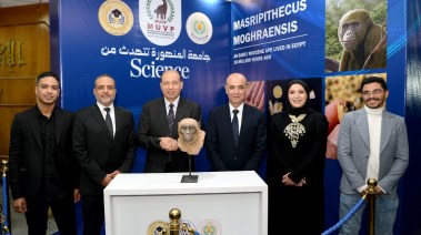 رئيس جامعة المنصورة وفريق سلام لاب