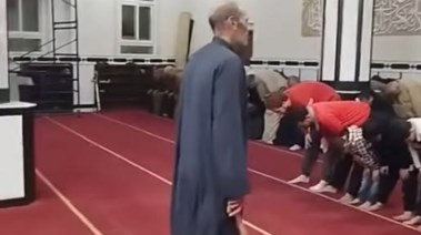 رجل يمسك عصا لترهيب الأطفال