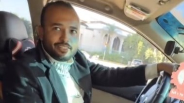 سائق ينقل مرضى الأورام بالمجان