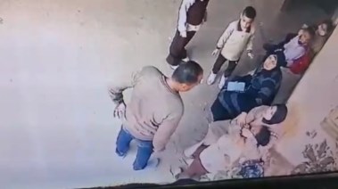 زوج يعتدي على زوجته بمدرسة بالمحلة